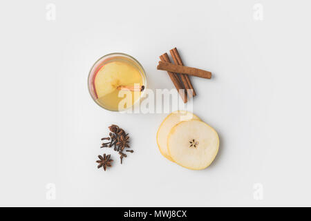 Vue de dessus de la composition de cidre de pomme aux épices et de tranches de poire sur table blanc Banque D'Images