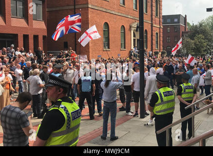 Assembler les manifestants à l'extérieur de Leeds Crown Court pour tenter d'obtenir la libération de Tommy Robinson, ancien chef de l'English Defence League (EDL). Banque D'Images