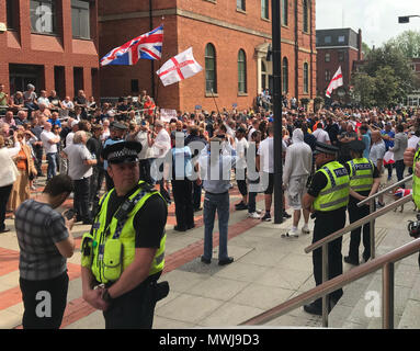 Assembler les manifestants à l'extérieur de Leeds Crown Court pour tenter d'obtenir la libération de Tommy Robinson, ancien chef de l'English Defence League (EDL). Banque D'Images