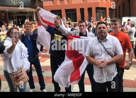 Assembler les manifestants à l'extérieur de Leeds Crown Court pour tenter d'obtenir la libération de Tommy Robinson, ancien chef de l'English Defence League (EDL). Banque D'Images