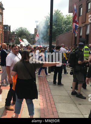 Assembler les manifestants à l'extérieur de Leeds Crown Court pour tenter d'obtenir la libération de Tommy Robinson, ancien chef de l'English Defence League (EDL). Banque D'Images