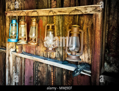 Anciennes lampes à huile utilisées dans les ménages. Accessoires pour éclairer l'intérieur des maisons, suspendus dans des brack abandonnés en bois. Banque D'Images