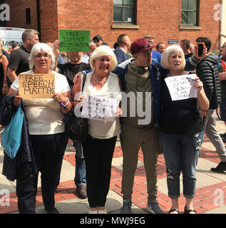 Assembler les manifestants à l'extérieur de Leeds Crown Court pour tenter d'obtenir la libération de Tommy Robinson, ancien chef de l'English Defence League (EDL). Banque D'Images