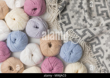 Boules de fils colorés dispersés et couverture sur fond blanc Banque D'Images