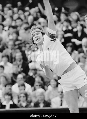 John McEnroe lors du match contre Bjorn Borg. Banque D'Images