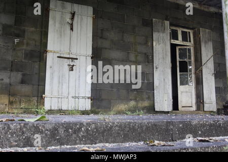 Si vous empruntez la route de Batimarais, arrivé à Bénarès, tout près du rond-point, vous ne pouvez pas ne pas remarquer ce vieux bâtiment dont le mur Banque D'Images
