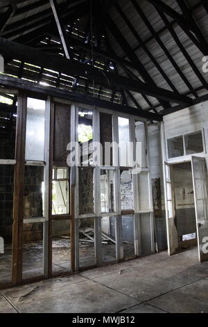 Si vous empruntez la route de Batimarais, arrivé à Bénarès, tout près du rond-point, vous ne pouvez pas ne pas remarquer ce vieux bâtiment dont le mur Banque D'Images