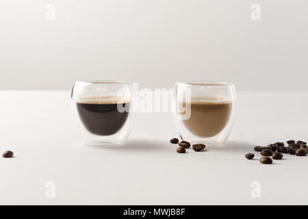 Deux tasses de café sur fond blanc avec grains de café Banque D'Images