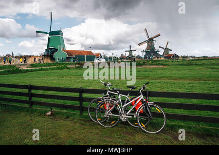 Zaanse Schans, Pays-Bas - 26 avril, 2017 : vélos stationnés près des moulins Zaandam authentique contre une clôture à Zaanstad village sur la rivière Zaan Land Banque D'Images