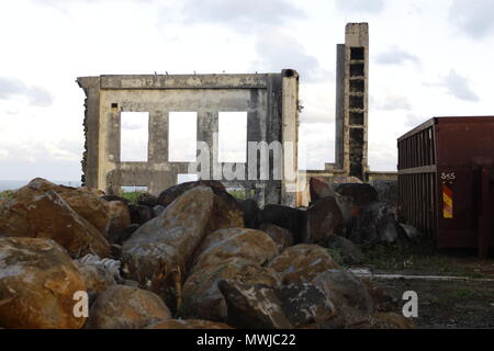 Si vous empruntez la route de Batimarais, arrivé à Bénarès, tout près du rond-point, vous ne pouvez pas ne pas remarquer ce vieux bâtiment dont le mur Banque D'Images