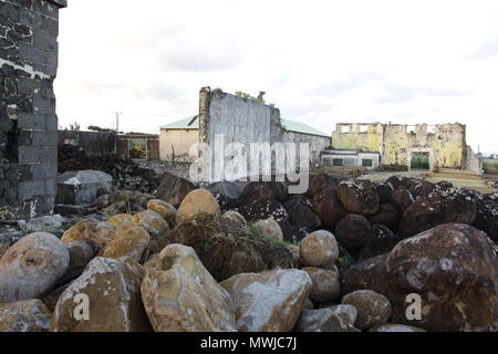 Si vous empruntez la route de Batimarais, arrivé à Bénarès, tout près du rond-point, vous ne pouvez pas ne pas remarquer ce vieux bâtiment dont le mur Banque D'Images