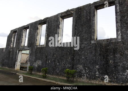 Si vous empruntez la route de Batimarais, arrivé à Bénarès, tout près du rond-point, vous ne pouvez pas ne pas remarquer ce vieux bâtiment dont le mur Banque D'Images