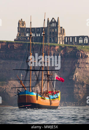 HM Bark Endeavour, une réplique grandeur nature du navire du capitaine Cook, voiles dans Whitby comme il est tiré par un remorqueur de Middlesbrough à son domicile permanent à Whitby. Banque D'Images