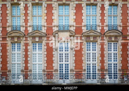 Windows et l'architecture de la Place des Vosges, Paris, France Banque D'Images