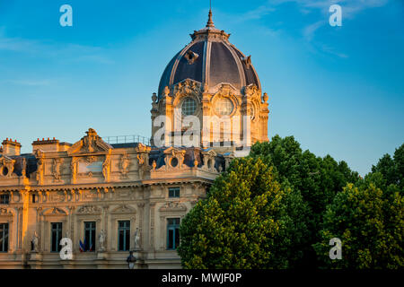 La lumière du soleil du soir sur le Greffe du Tribunal de Commerce de Paris - l'Édifice de la Cour commerciale sur l'Ile de la Cité, Paris, France Banque D'Images