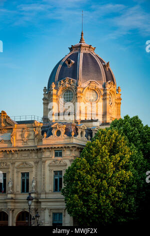 La lumière du soleil du soir sur le Greffe du Tribunal de Commerce de Paris - l'Édifice de la Cour commerciale sur l'Ile de la Cité, Paris, France Banque D'Images