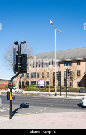 Solar powered LED de signalisation pour piétons et l'éclairage de rue. Banque D'Images