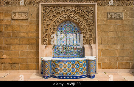 Le Maroc avec fontaine décorée de carreaux de mosaïque à Rabat Banque D'Images