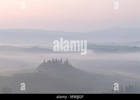 Tourbillon de brouillard dans la vallée au Val d'Orcia, tôt le matin à l'aube, San Quirico d'Orcia, près de Pienza, Toscane, Italie en mai Banque D'Images