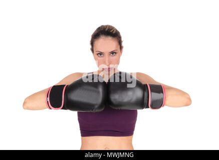Une jeune femme superbe avec des gants de boxe noir tenant son girofle l'un contre l'autre, isolés pour fond blanc Banque D'Images