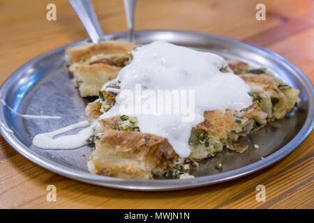 Roulés de Bosnie burek tourte aux fromages et épinards de sach four à Sarajevo, Bosnie-Herzégovine Banque D'Images