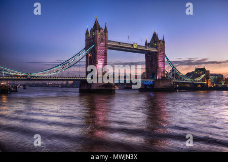 Réflexions du Tower Bridge Banque D'Images
