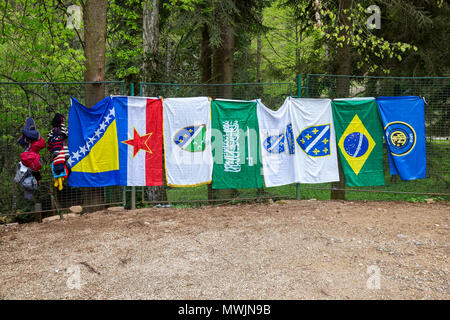 Drapeaux nationaux différents pour vendre sur nature park Vrelo Bosne, près de Sarajevo, Bosnie-et-Herzégovine. Banque D'Images