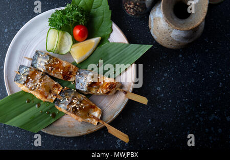 Brochette de poisson grillé avec sauce teriyaki saba ensemble et servir dans le style japonais. Banque D'Images