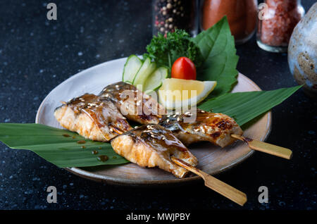 Brochette de poisson grillé avec sauce teriyaki saba ensemble et servir dans le style japonais. Banque D'Images