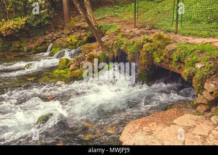 La source de la rivière Bosna dans nature park Vrelo Bosne, près de Sarajevo, Bosnie-et-Herzégovine. Vintage style. Banque D'Images