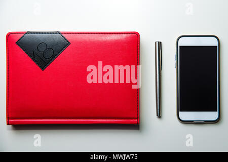 Calendrier 2018 rouge, argent stylo et téléphone portable, vue d'en haut. Concept pour contact design, économie d'information, collecte de données, l'inventaire. Banque D'Images