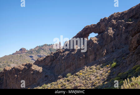 Gran Canaria, mai, randonnée à pied - El Candelilla Marrubio, vue vers l'arche la Ventana del Cuchillon, loin de Roque Nublo Banque D'Images