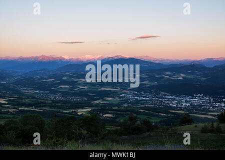 Coucher de soleil sur la ville de Gap, dans les Alpes françaises, vue aérienne de la montagne. Banque D'Images
