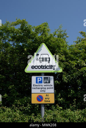 Panneaux d'information de point de charge de voiture électrique Ecotricity avec feuillage et fond bleu ciel dans le nord-ouest de l'angleterre de preston Banque D'Images