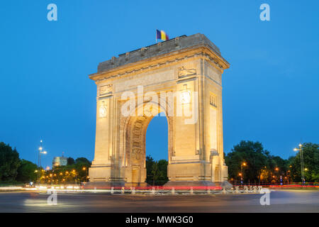 Bucarest, l'Arc de Triomphe (Arcul de Triumf) au crépuscule Banque D'Images
