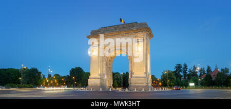 Bucarest, l'Arc de Triomphe (Arcul de Triumf) au crépuscule Banque D'Images