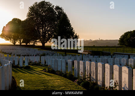 Le cimetière de guerre britannique Cabaret Rouge au coucher du soleil, Souchez près d'Arras, dans le nord de la France Banque D'Images