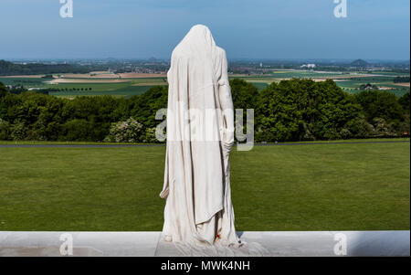 Statue de Mère Canada, ou au Canada, sans le deuil les soldats tombés à Mémorial National du Canada à Vimy, France Banque D'Images