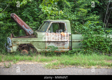 ELM GROVE, LA.), États-Unis - 20 MAI 2018 : un vieux camion, abandonnés sur le bord de la route, est progressivement repris par les forces de la nature. Banque D'Images