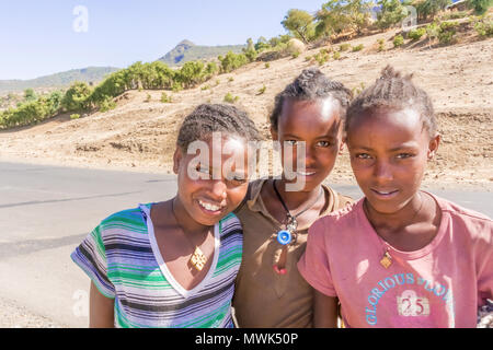 Addis Zemen, Éthiopie - 10 Février 2015 : photo des enfants reviennent de l'école. Photo a été prise sur la route près d'Addis Zemen dans Banque D'Images