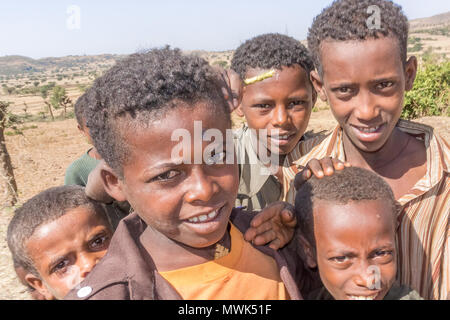 Addis Zemen, Éthiopie - 10 Février 2015 : photo des enfants reviennent de l'école. Photo a été prise sur la route près d'Addis Zemen dans Banque D'Images