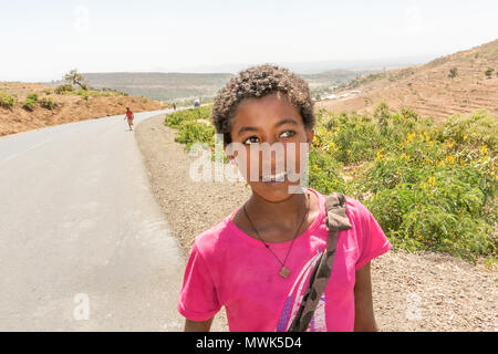 Addis Zemen, Éthiopie - 10 Février 2015 : Photo de l'enfant en revenant de l'école. Photo a été prise sur la route près d'Addis Zemen dans l'Et Banque D'Images