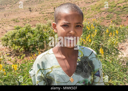 Addis Zemen, Éthiopie - 10 Février 2015 : Photo de l'enfant en revenant de l'école. Photo a été prise sur la route près d'Addis Zemen dans l'Et Banque D'Images