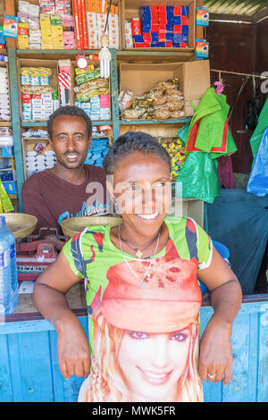 Addis Zemen, Éthiopie - 10 Février 2015 : photo du couple running magasin du coin. Photo a été prise à Addis Zemen en Éthiopie. Banque D'Images