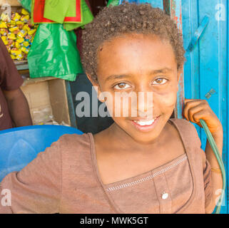 Addis Zemen, Éthiopie - 10 Février 2015 : image de la fille en face du magasin. Photo a été prise à Addis Zemen en Éthiopie. Banque D'Images