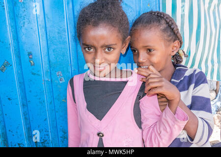 Addis Zemen, Éthiopie - 10 Février 2015 : photo des deux sœurs devant le mur de la maison. Photo a été prise sur la route à Addis Zemen dans Banque D'Images