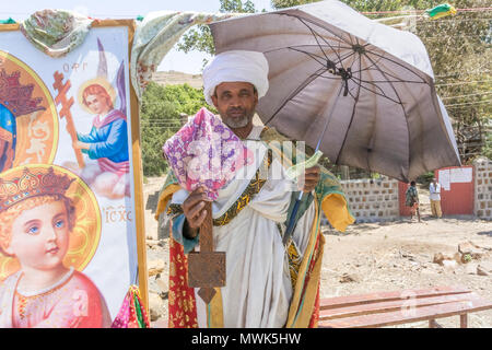 Addis Zemen, Éthiopie - 10 Février 2015 : Photo de thepriest avec parapluie. Il a été la collecte de fonds pour la nouvelle église. Photo a été prise dans l'annonce Banque D'Images