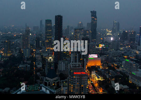 Coucher de soleil sur Bangkok depuis la terrasse de l'hôtel Banyan Tree Banque D'Images