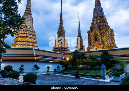 Les touristes en marche du temple de Wat Pho Banque D'Images