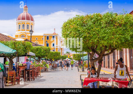 GRANADA, NICARAGUA - 28 avril 2016 : vue sur les étals du marché à une rue colorée à Granada, Nicaragua Banque D'Images